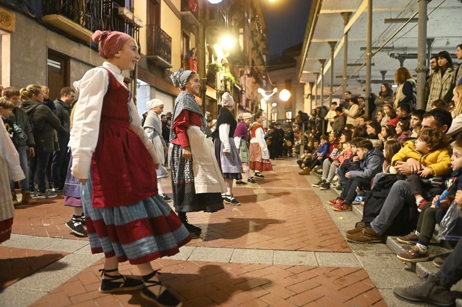 Los Reyes Magos durante la cabalgata en Tolosa. 