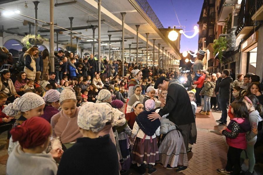 Los Reyes Magos durante la cabalgata en Tolosa. 