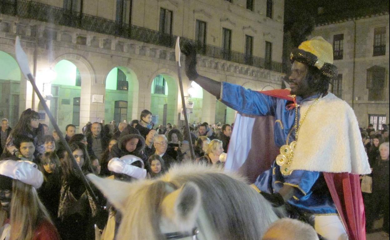 Baltasar, acompañado de Melchor y Gaspar, se detendrá en la Plaza para saludar y recibir encargos. 