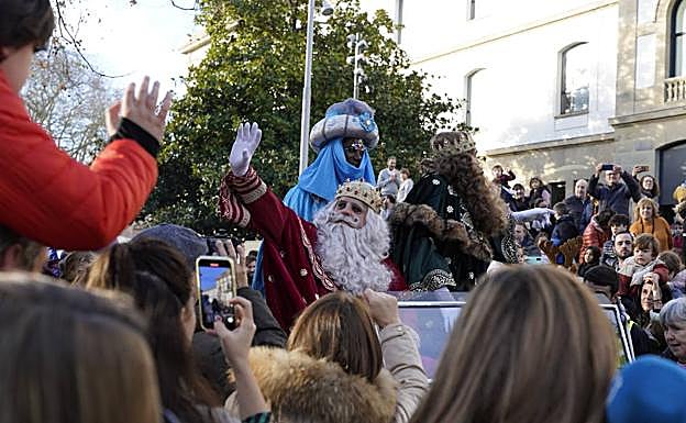 Los Reyes recorren los barrios donostiarras. 