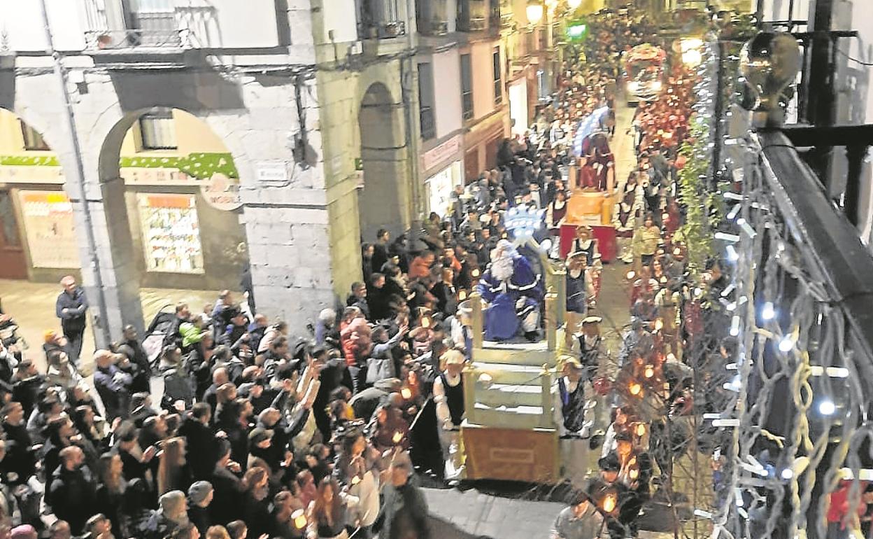 Una vista de la cabalgata por las calles de Azpeitia antes del suceso.