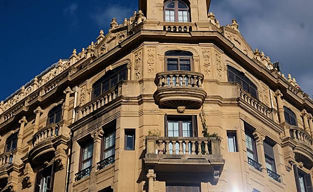 Imagen principal - Imágenes de la fachada del edificio.