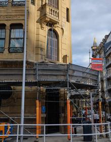 Imagen secundaria 2 - Imágenes de la fachada del edificio.
