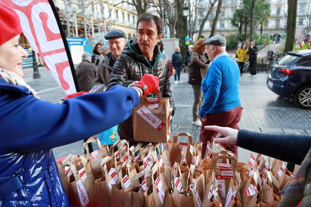 Fotos: Cáritas reparte el &#039;Roscón Solidario&#039;