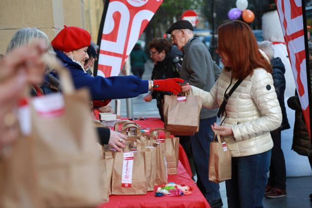 Fotos: Cáritas reparte el &#039;Roscón Solidario&#039;