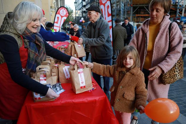 Fotos: Cáritas reparte el &#039;Roscón Solidario&#039;
