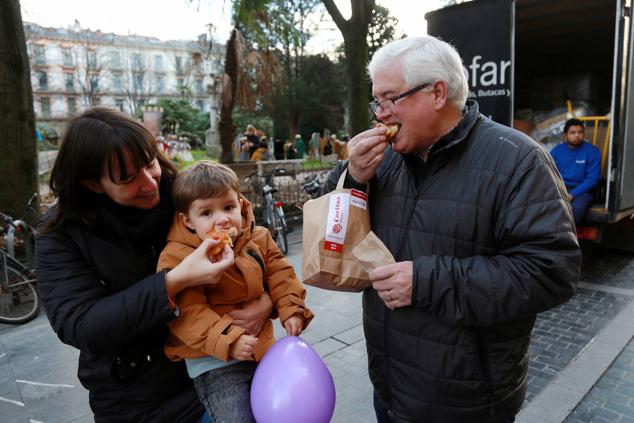 Fotos: Cáritas reparte el &#039;Roscón Solidario&#039;