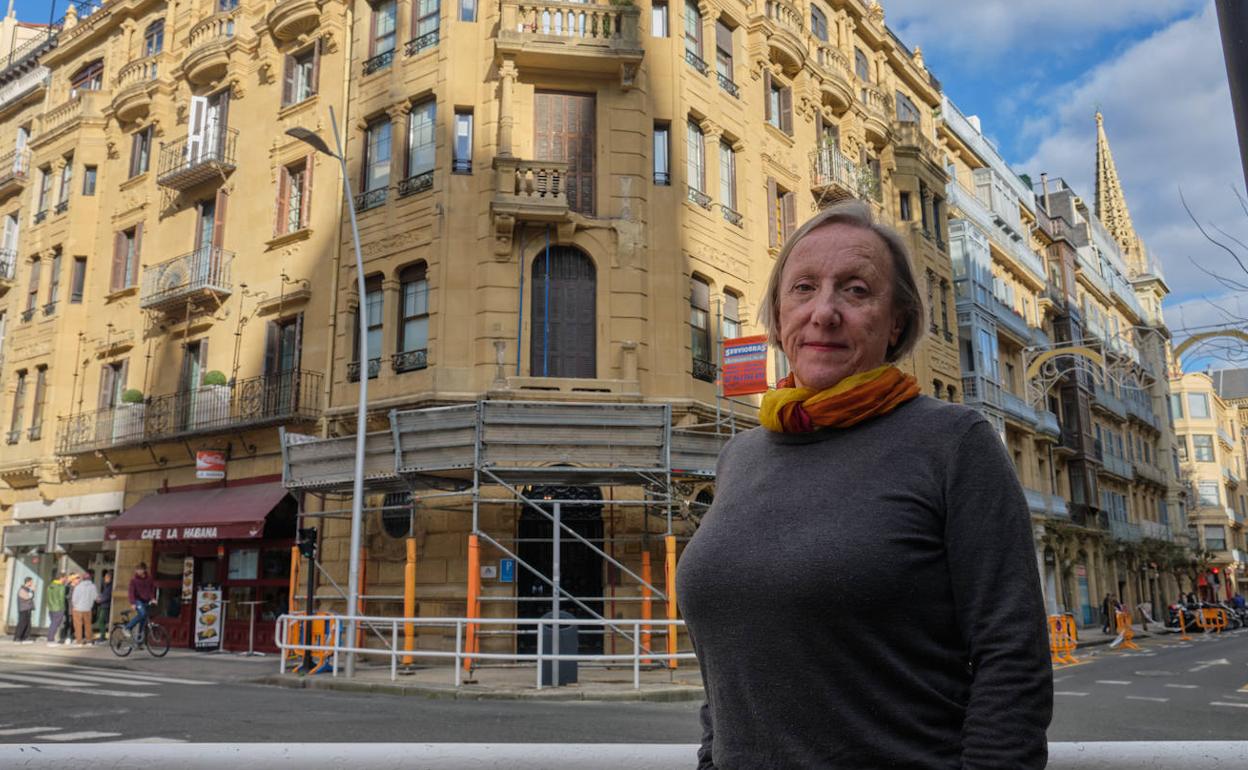 Elena Martínez de Murguía, vecina del edificio, con el portal y el balcón afectado de fondo.