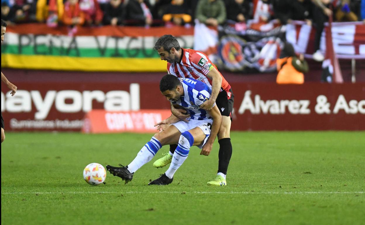 Merino protege el balón ante Iñaki. 
