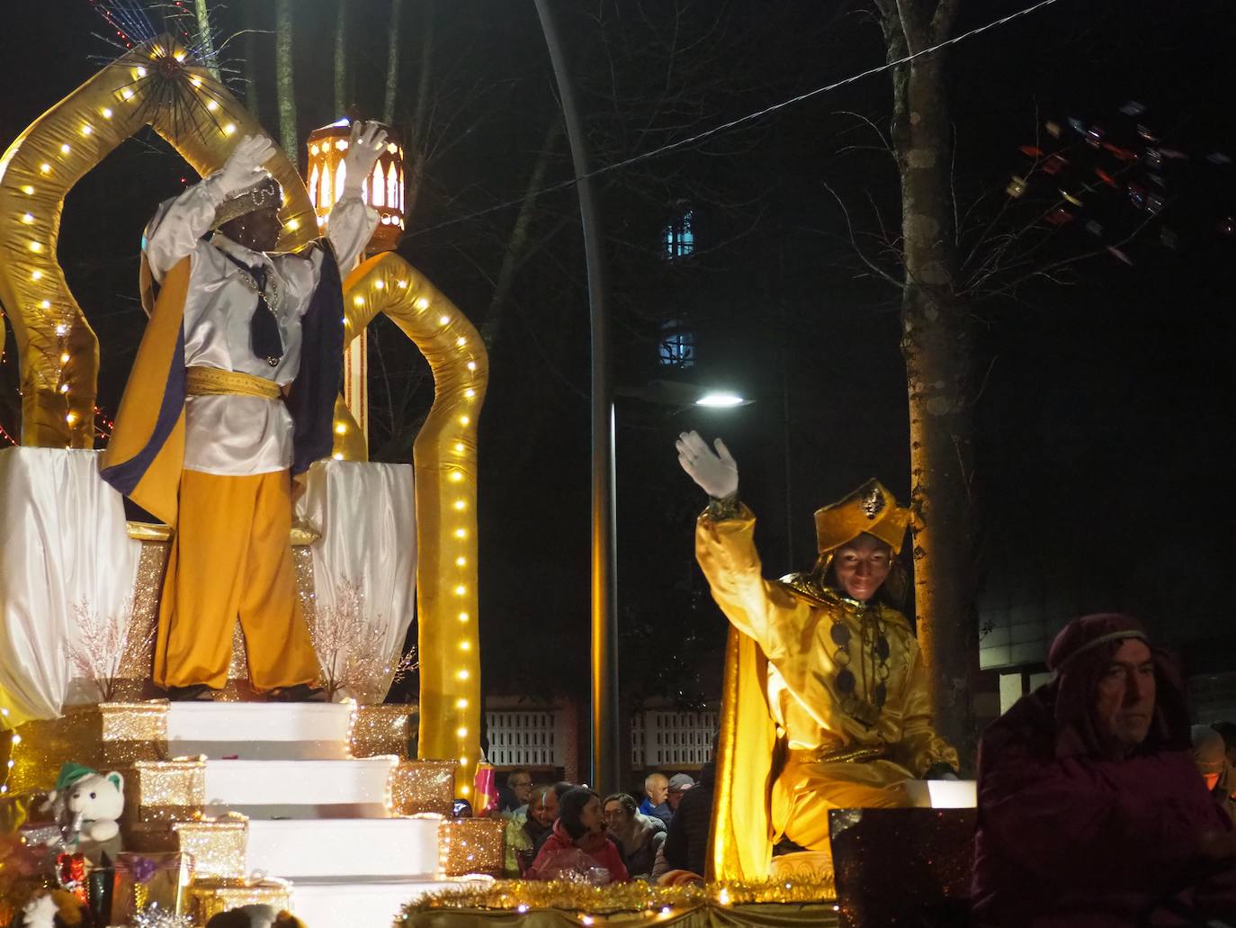 Fotos: Los Reyes reparten ilusión en Urola Kosta