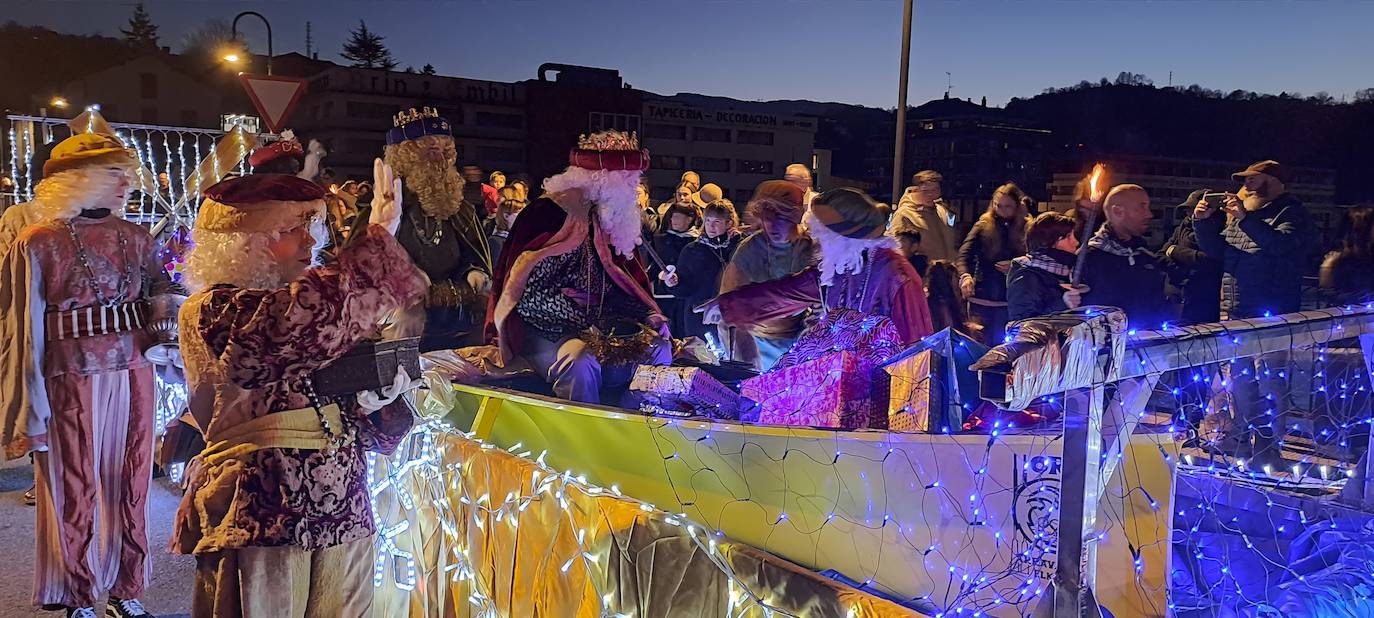 Fotos: Los Reyes reparten ilusión en Urola Kosta