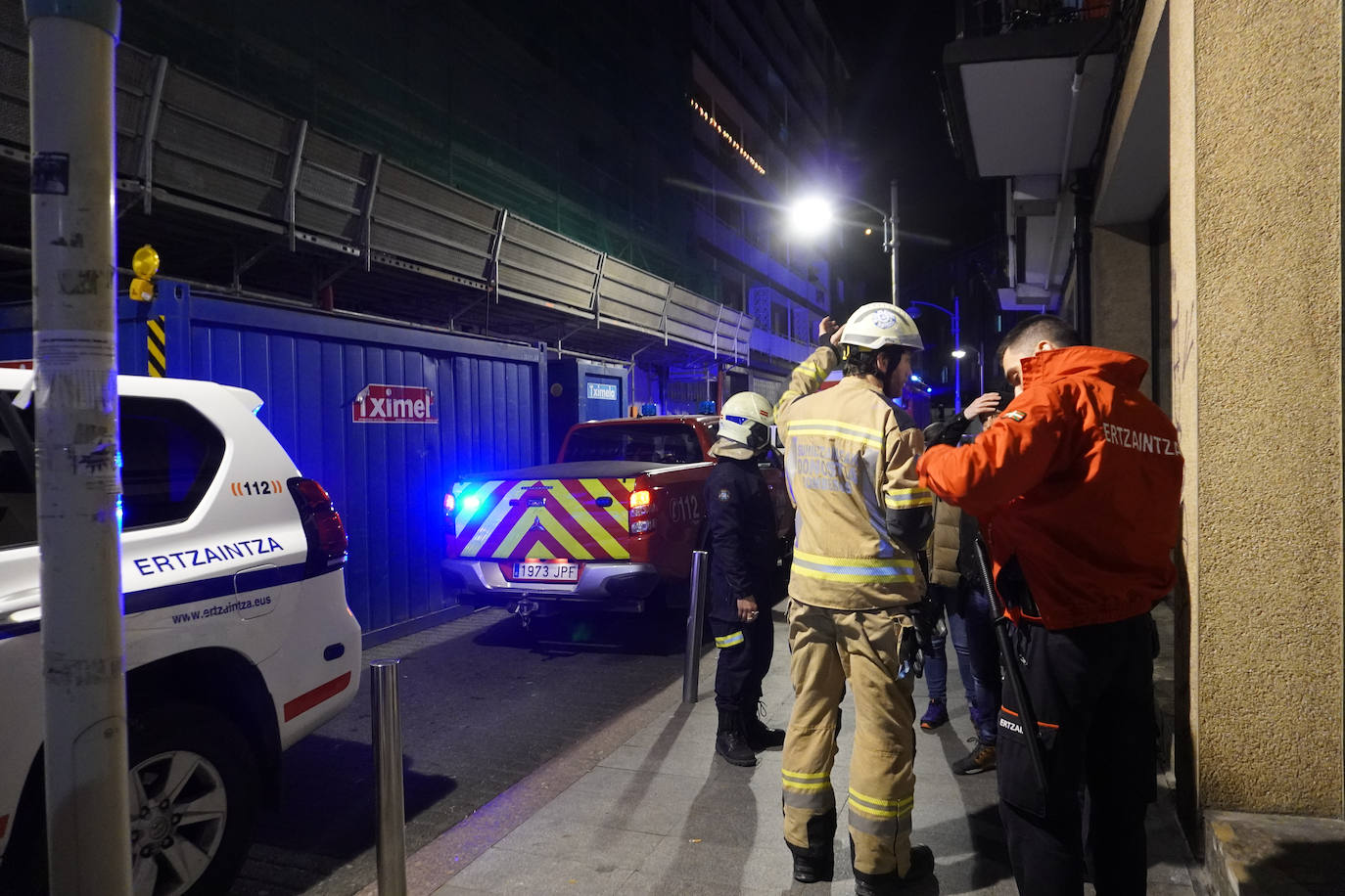 Fotos: Desalojan a 20 familias en Pasai Antxo