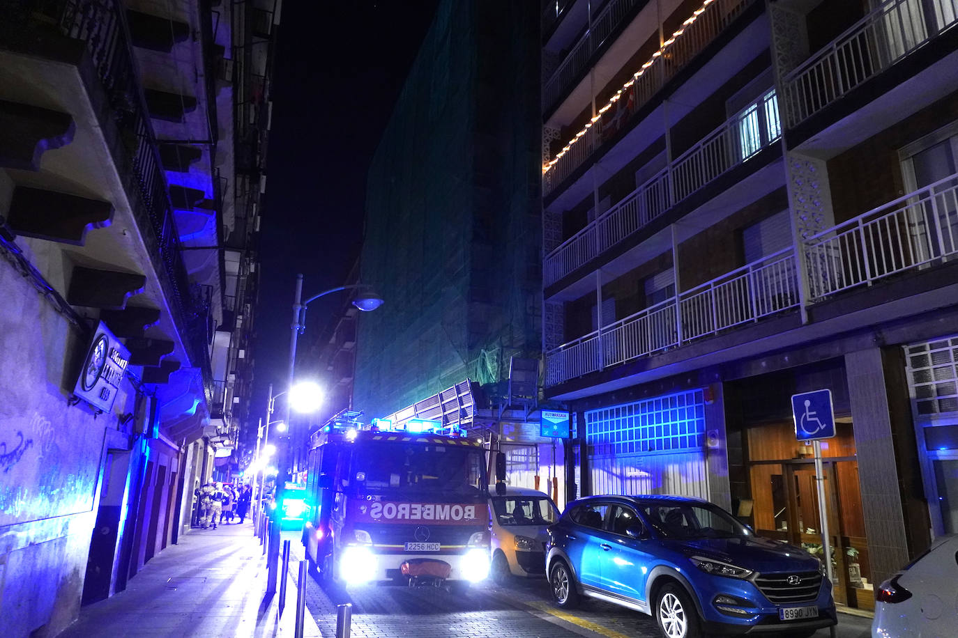 Fotos: Desalojan a 20 familias en Pasai Antxo