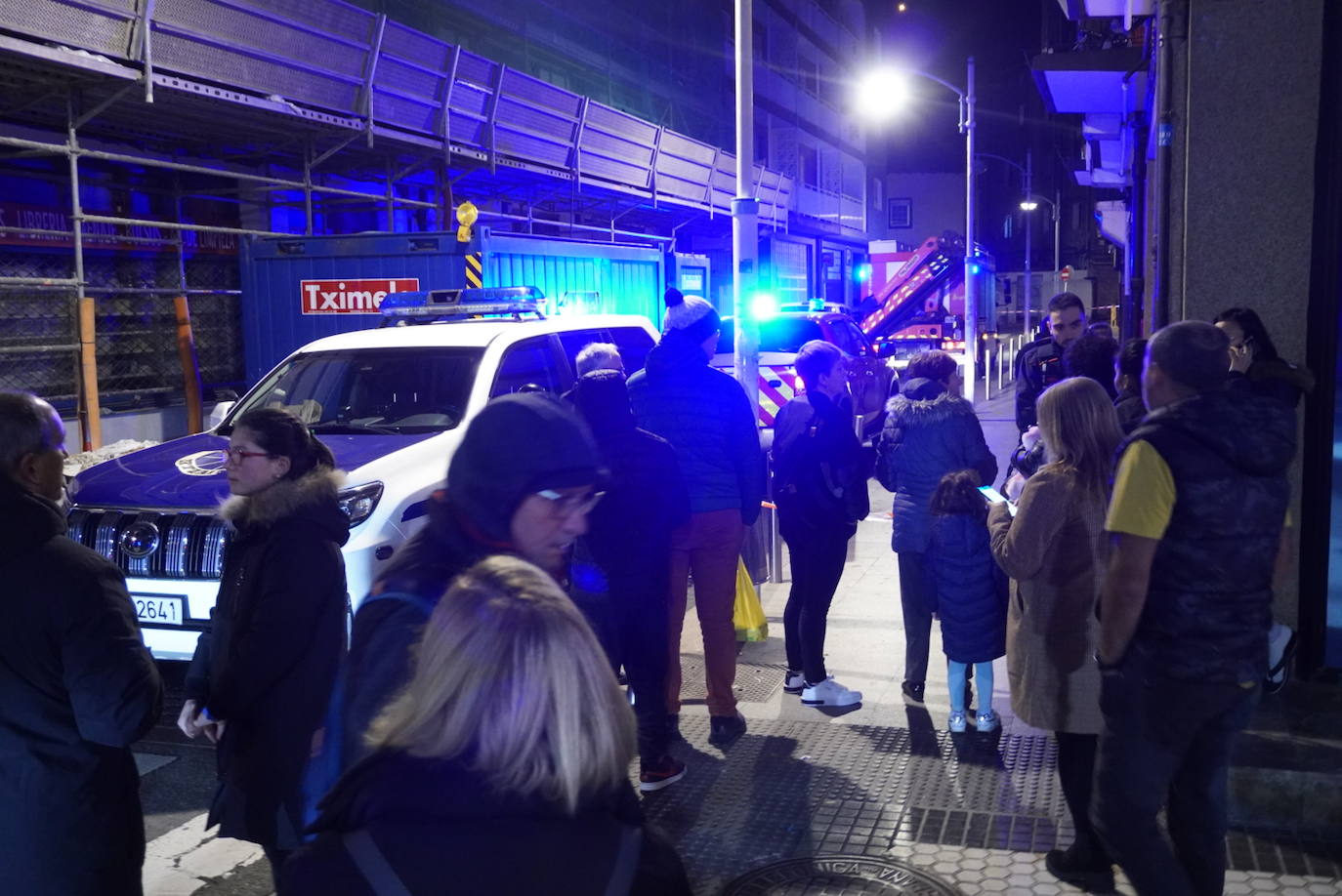 Fotos: Desalojan a 20 familias en Pasai Antxo