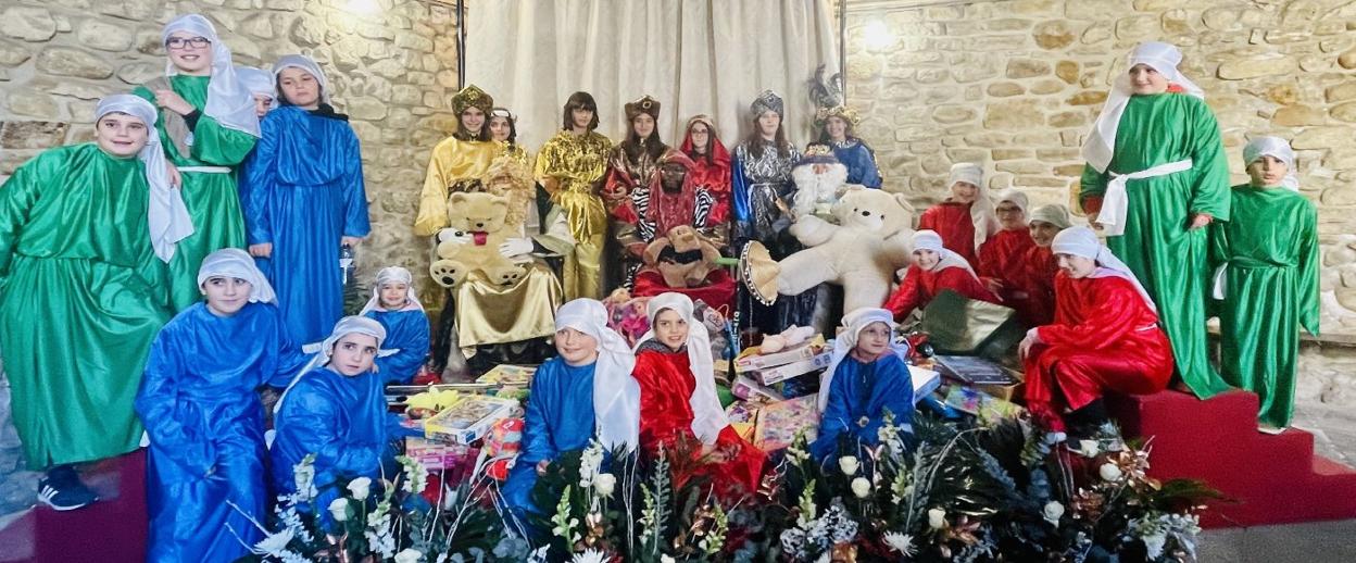Los magos, sus pajes y ayudantes posaron al final de la recepción con la gran cantidad de juguetes que los niños oñatiarras les llevaron para los más desfavoredidos. 