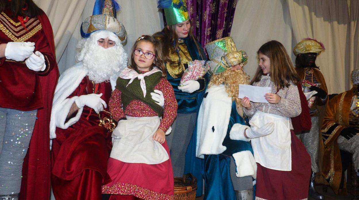 Melchor, Gaspar y Baltasar tomaron buena nota de los regalos que los más pequeños quieren encontrar en sus casas hoy, día de Reyes. 