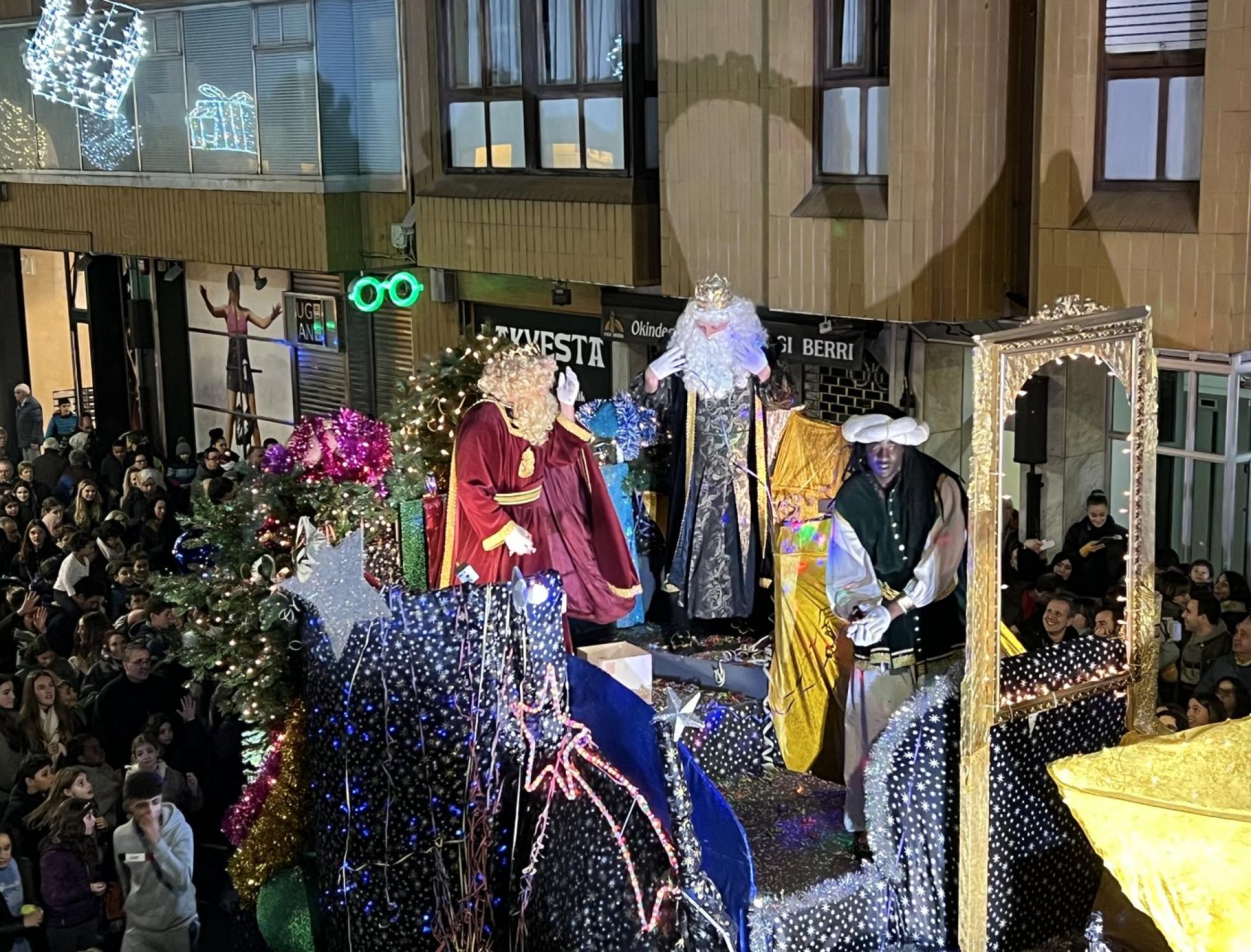 La fiesta de los Reyes Magos trajoalegría e ilusión a los eibarresescon unos brillantes actoscelebrados en el polideportivo y en las calles. 