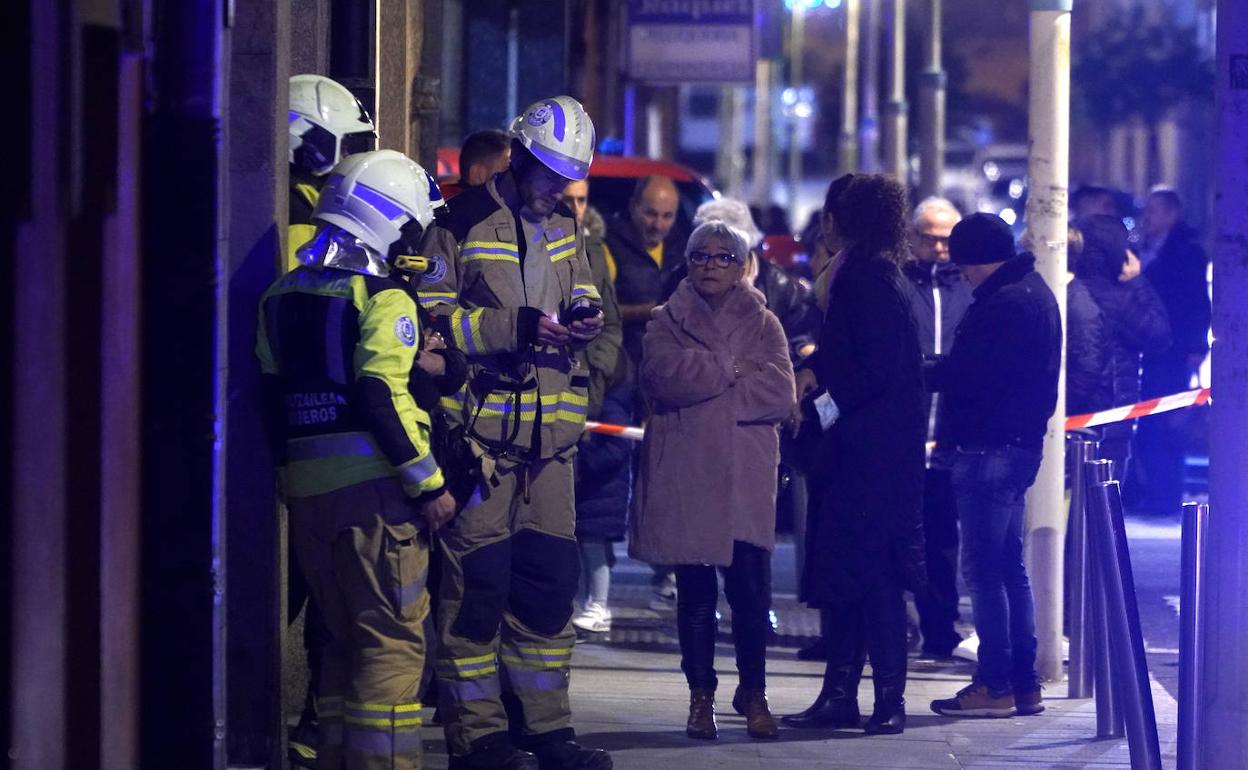 Vecinos de Pasai Antxo, junto al edificio desalojado.
