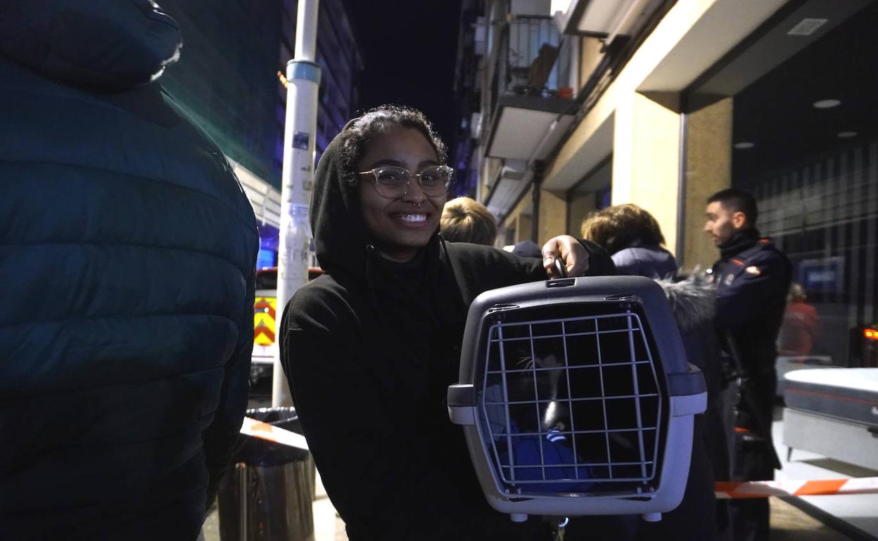 Ingrid sonríe al recuperar a su gato de su casa tras el desalojo.