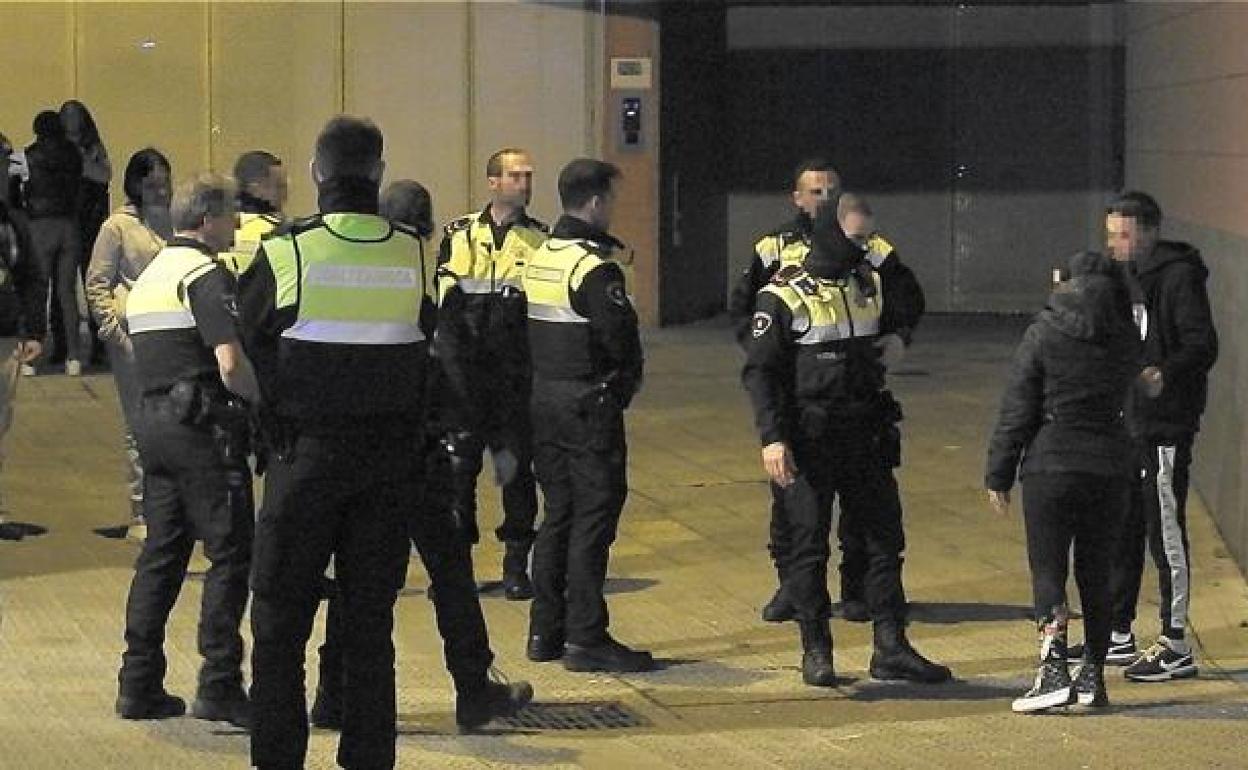 Policías de Bilbao durante las labores para identificar a los jóvenes que han participado en la reyerta 