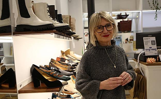 Inma López, en su zapatería de Donostia. 