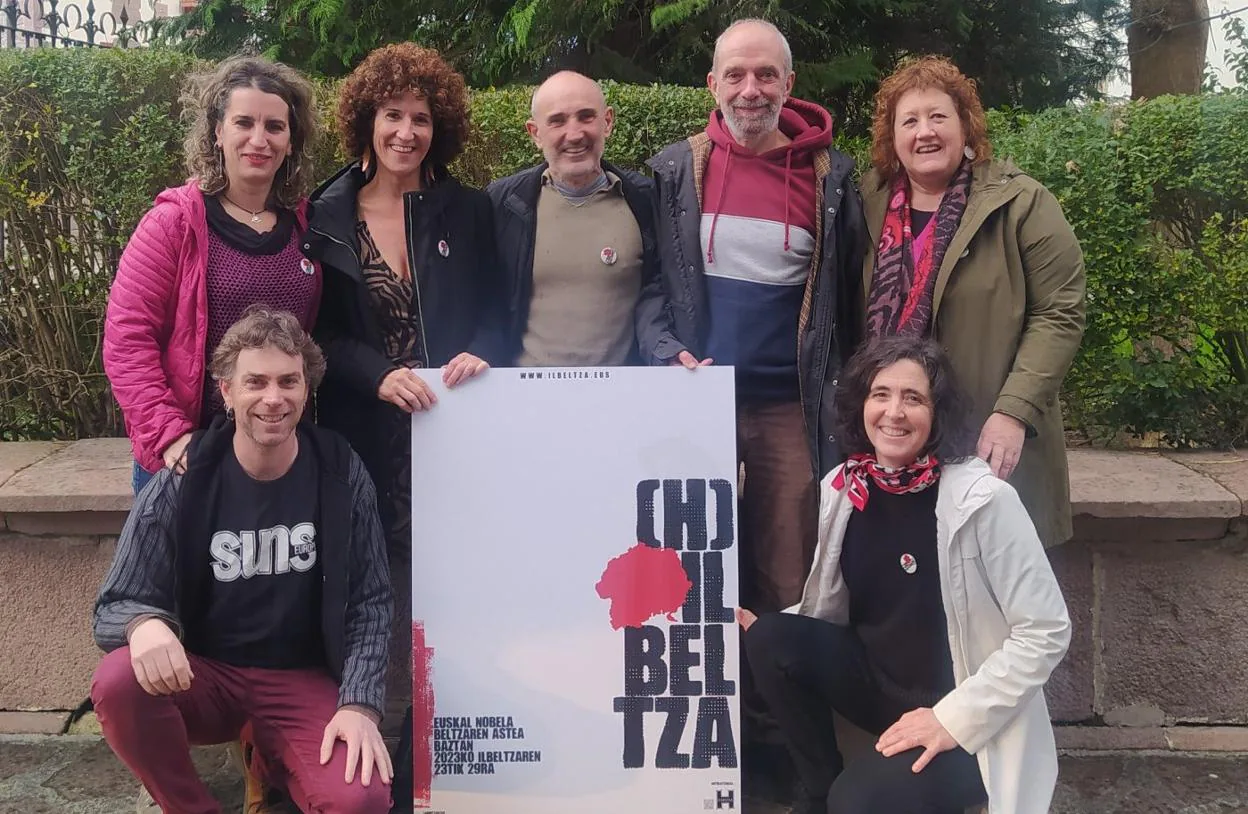 Los organizadores con el cartel anunciador de la cita de este año. 