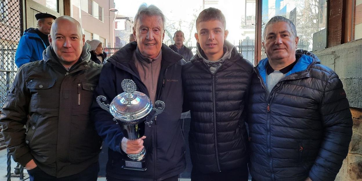 Juan Pedro Agirre, con la copa de campeón del Errege Saria, junto al segundo, tercer y cuarto clasificado. 