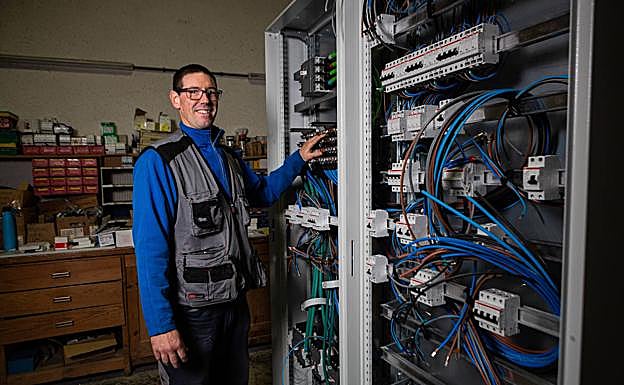 José Mari Maroño junto a un cuadro eléctrico de la empresa Zuaznabar.
