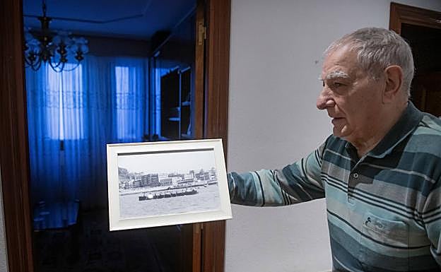 Josetxo Ibarguren muestra una foto de la trainera de San Pedro en la que él remó en los años 60. 