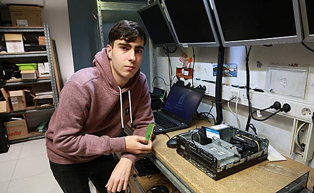 Markel León posa en las oficinas de DonostiaTIK.