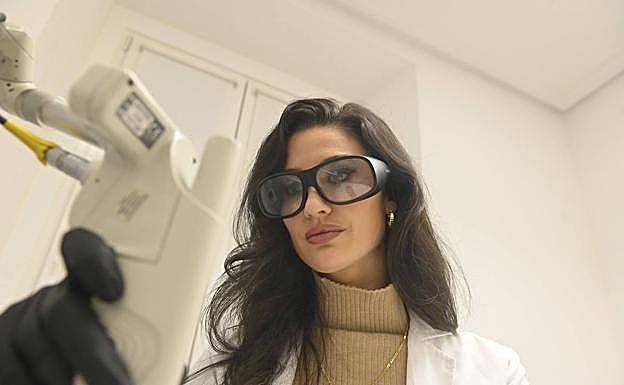 Sara Ibarbia ejerce su actividad asistencial tanto en el ámbito público como en el privado 