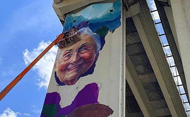 Nex durante el proceso de creación de la parte superior del mural. 