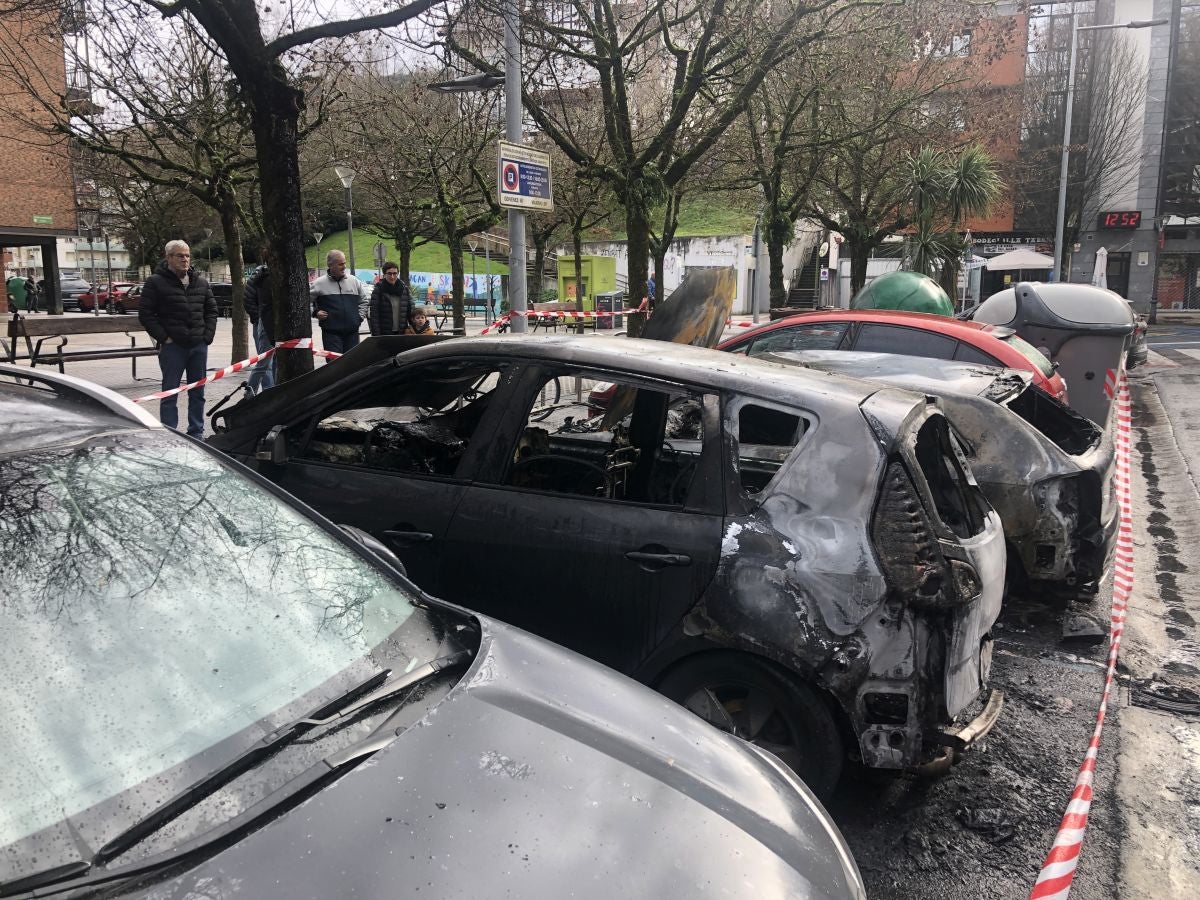 Fotos: Un incendio en un coche en Astigarraga causa daños en otros cuatro vehículos