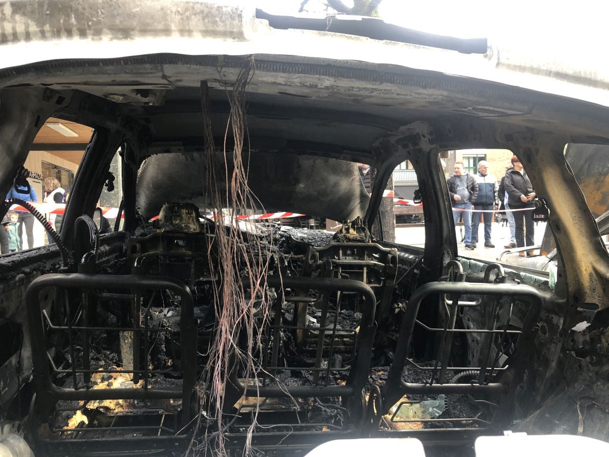 Fotos: Un incendio en un coche en Astigarraga causa daños en otros cuatro vehículos