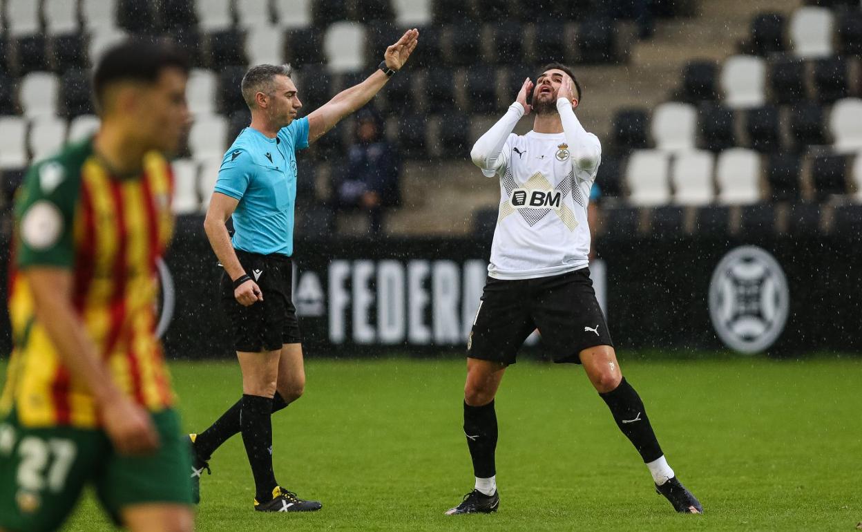 Alain Oyarzun se lamenta por una ocasión fallida durante el partido de este domingo en el Stadium Gal. 