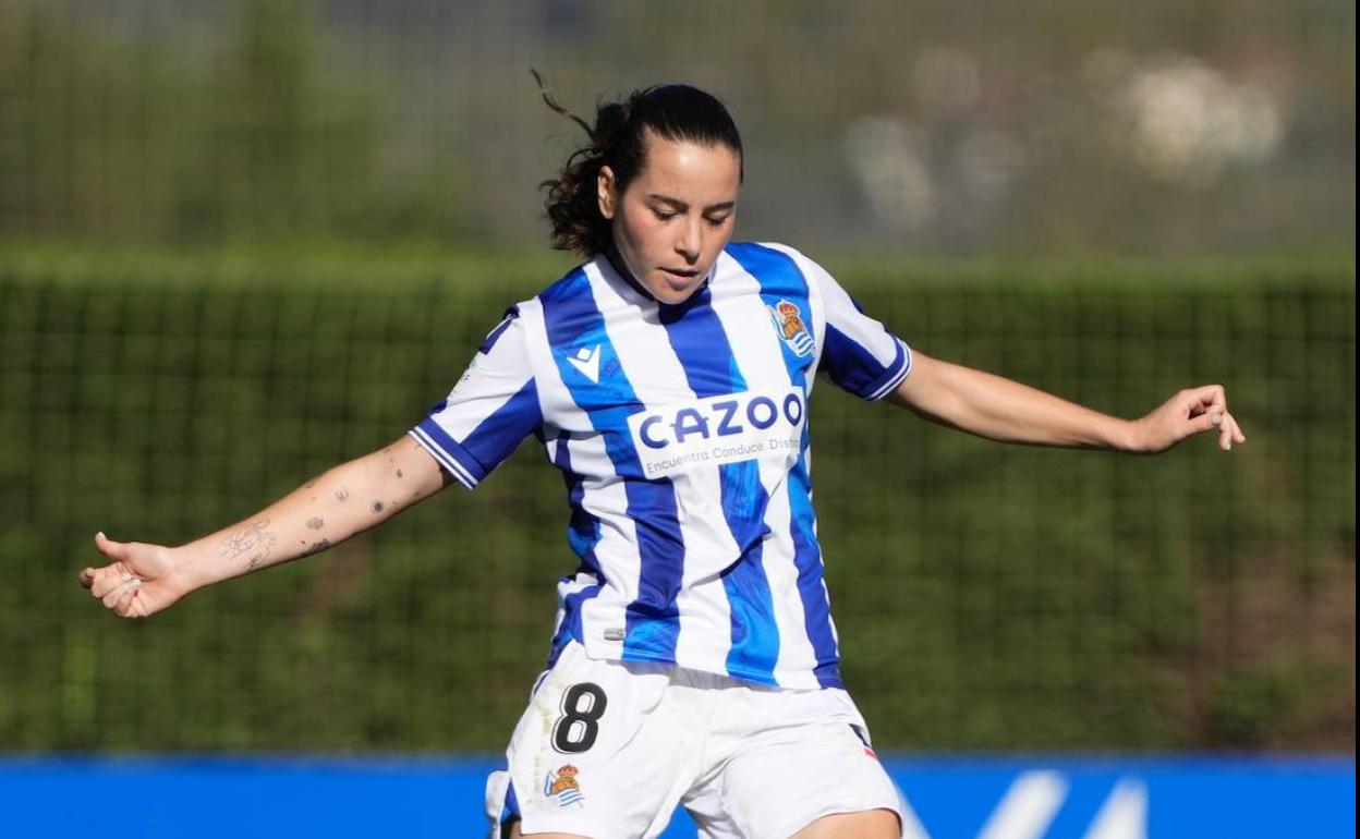 Iris Arnaiz se dispone a golpear al balón con la pierna derecha en un partido en Zubieta. 