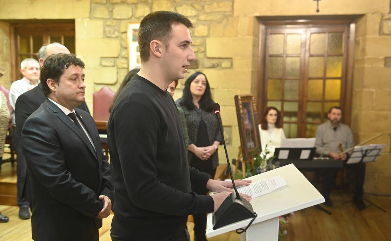 El alcalde de Zarautz, Xabier Txurruka, escucha las palabras de Mikel Iruretagoiena en el homenaje en el salón de plenos del Ayuntamiento.