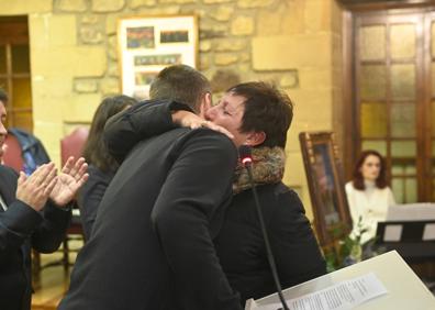 Imagen secundaria 1 - Homenaje a José Ignacio Iruretagoiena, asesinado por ETA en 1998: «Aita, llevo 25 años intentando recordar algún gesto tuyo y no puedo. No sabes cuánto duele»