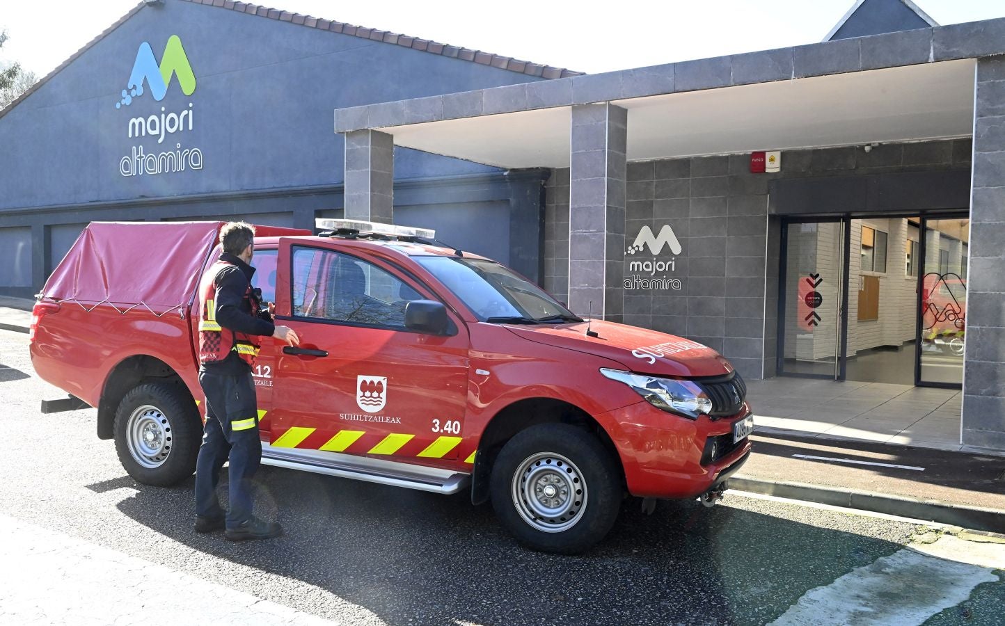 Fotos: Siete hospitalizados y varios atendidos tras un escape de cloro en el polideportivo de Ordizia