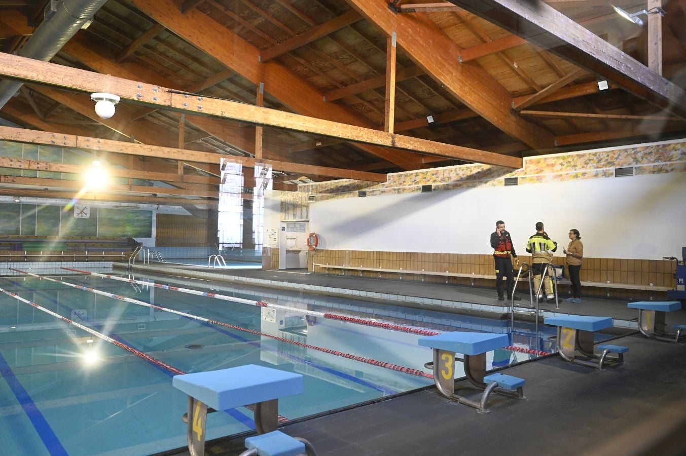 Fotos: Siete hospitalizados y varios atendidos tras un escape de cloro en el polideportivo de Ordizia