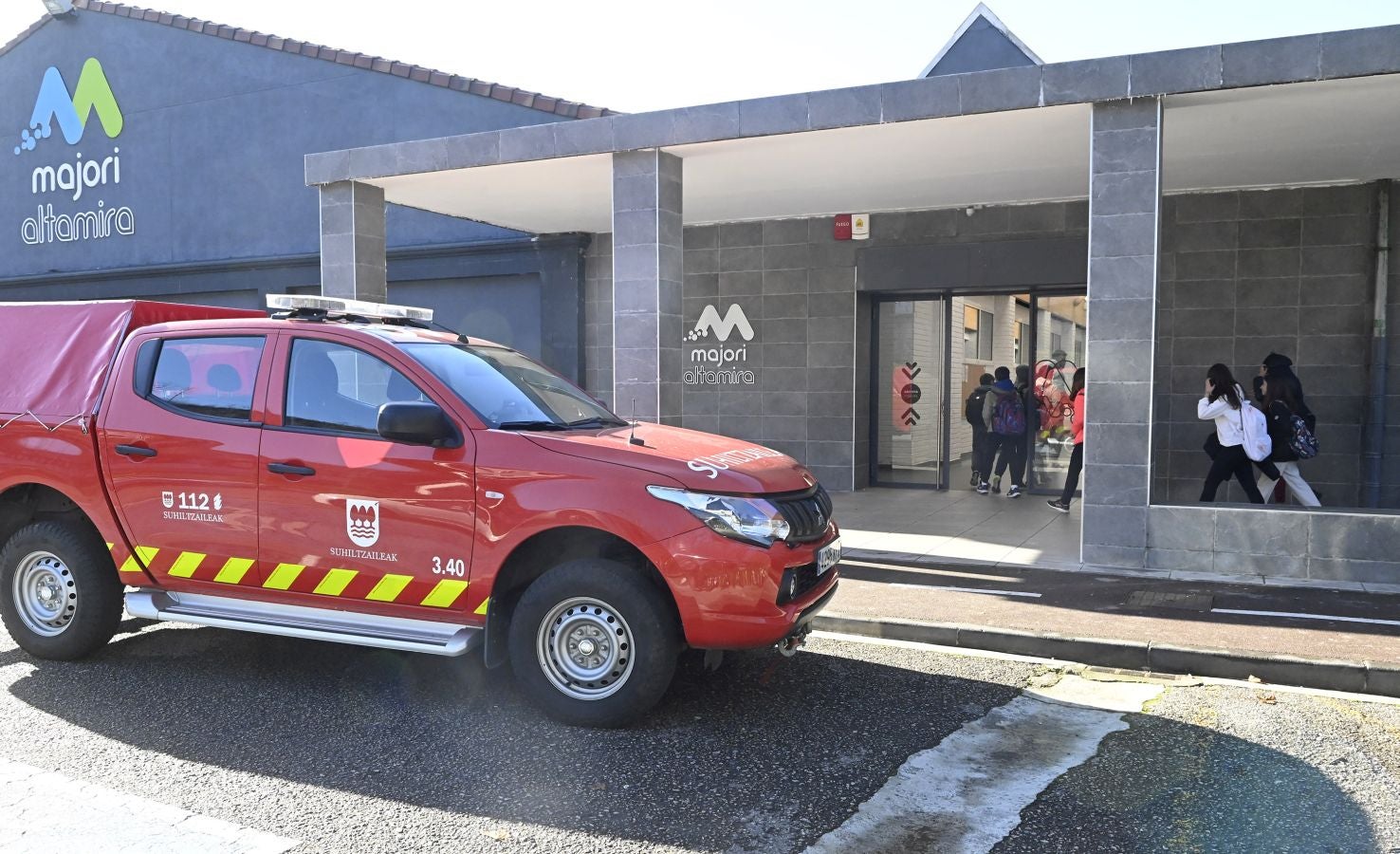 Fotos: Siete hospitalizados y varios atendidos tras un escape de cloro en el polideportivo de Ordizia