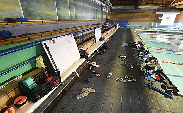 Imagen principal - Así quedó la piscina tras ser desalojada. Miren Martín acudió ayer a recoger las cosas de su hija June Fresnillo. Ángel Cuerda, profesor.