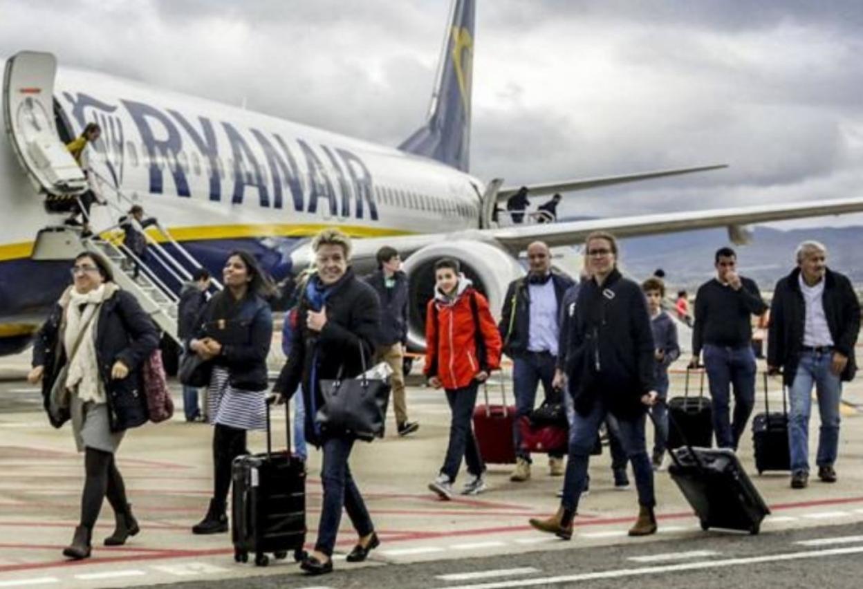 Viajeros en la pista del aeropuerto de Foronda. 