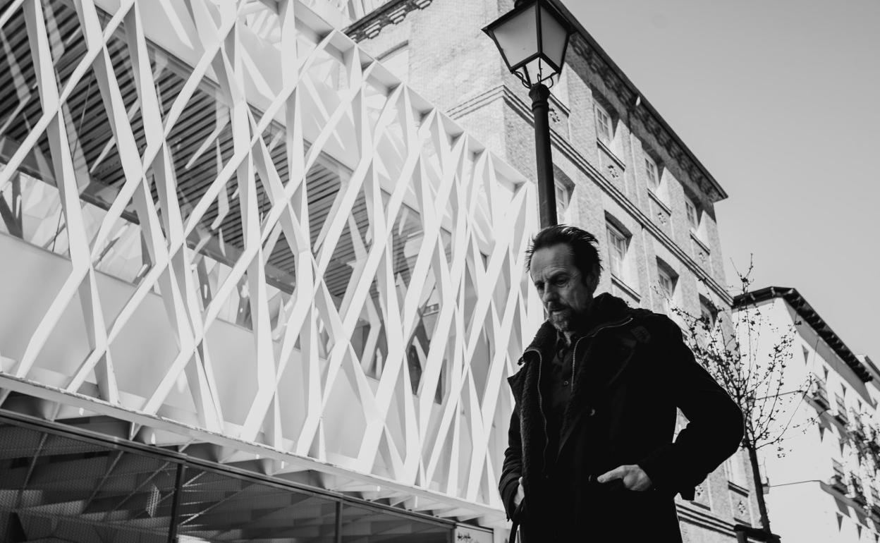 Diego Vasallo (San Sebastián, 1966) dice que está en el proceso de 'reinventarse' otra vez como músico. 