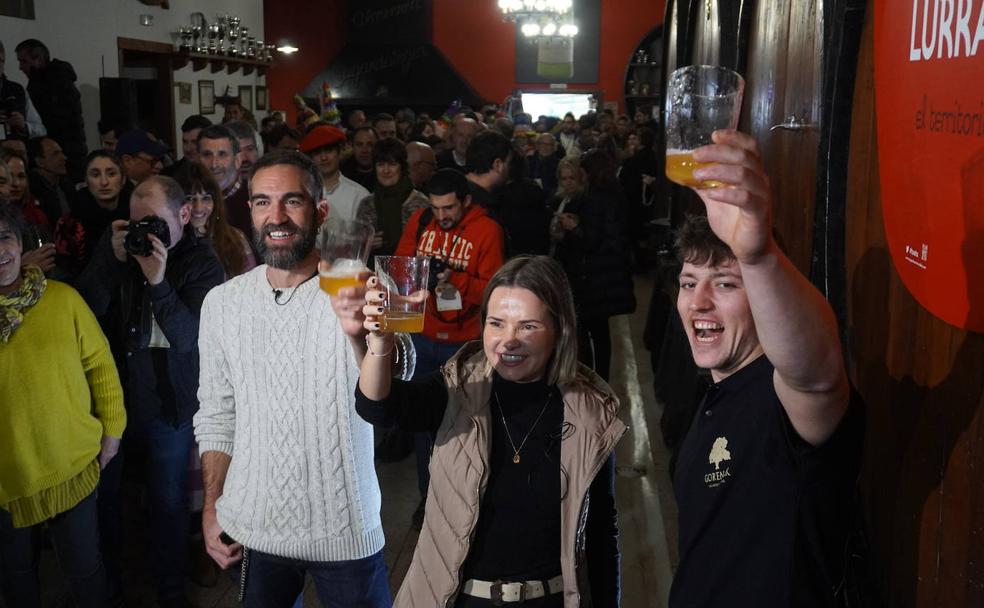 Los actores Aitziber Garmendia y Jon Plazaola han sido los encargados de entonar el 'Gure Sagardo Berria'. 