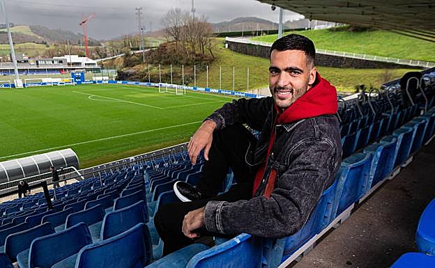 Mikel Merino posa en la grada del José Luis Orbegozo.