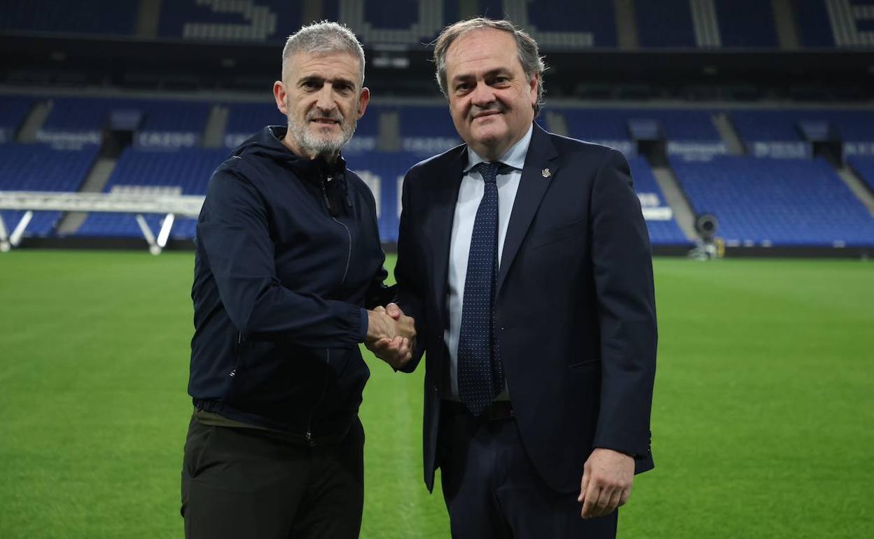 Roberto Olabe y Jokin Aperribay se estrechan la mano en el Reale Arena,