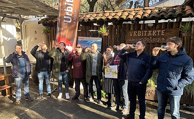 Imagen principal - Varios momentos del acto de esta mañana en la sidrería Urbitarte.