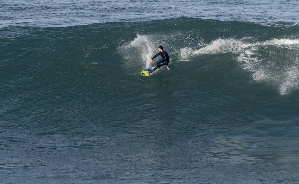 El oleaje ha hecho las delicias de los surfistas en Zumaia este jueves.