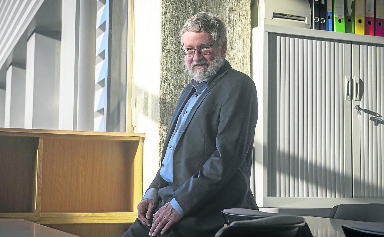 Burkard Hillebrands, en una sala de la Facultad de Química de la UPV/EHU. 